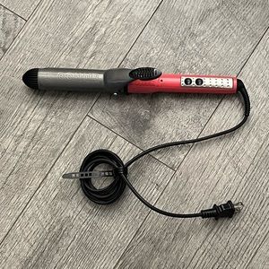 NEW CONAIR CURLING IRON